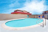 Swimming Pool Travelodge by Wyndham Barstow