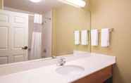 In-room Bathroom 6 La Quinta Inn & Suites by Wyndham Bentonville