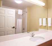 In-room Bathroom 6 La Quinta Inn & Suites by Wyndham Bentonville