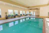 Swimming Pool La Quinta Inn & Suites by Wyndham Bentonville