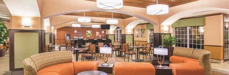 Lobi La Quinta Inn & Suites by Wyndham Bentonville