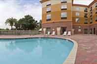 Kolam Renang Country Inn & Suites by Radisson, Tampa RJ Stadium