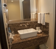 In-room Bathroom 5 Marinaterra Hotel & Spa