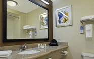 In-room Bathroom 5 Fairfield Inn & Suites by Marriott Fairfield Napa Valley