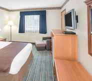 Bedroom 2 Hampton Inn & Suites Redding