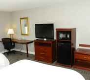 Bedroom 5 Hampton Inn & Suites Redding