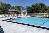 Swimming Pool Executive Garden Titusville Hotel