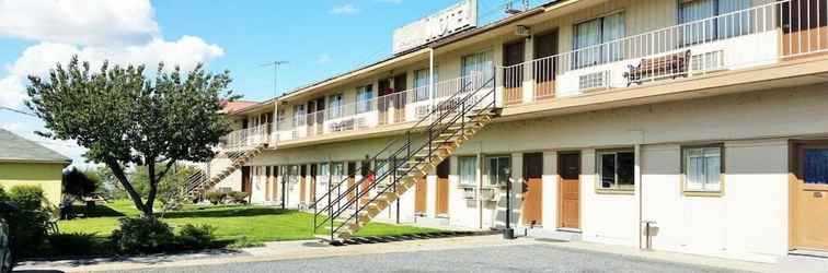 Exterior Lakeshore Inn Water Front