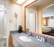 In-room Bathroom 2 Quality Inn White Springs Suwanee