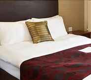 Kamar Tidur 2 Lamb Hotel by Greene King Inns