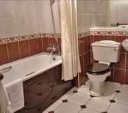 In-room Bathroom 7 Castle Hotel