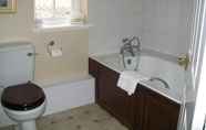 Toilet Kamar 7 Chapel House Restaurant with Rooms