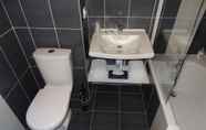 Toilet Kamar 4 Hôtel l’Ortega Rennes Aéroport