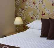 Kamar Tidur 6 The Brent Hotel