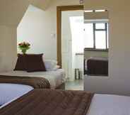 Kamar Tidur 7 The Brent Hotel