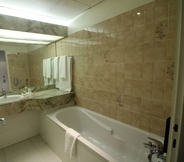 ห้องน้ำภายในห้อง 7 Hôtel de La Cloche