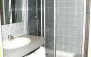 In-room Bathroom 2 Kyriad Nuits-Saint-Georges