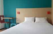 Bedroom 2 hotelF1 Cergy