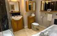 In-room Bathroom 7 Mansion House