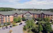 Exterior 5 Six Flags Lodge & Indoor Waterpark