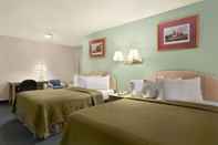 Bedroom Travelodge by Wyndham Holbrook