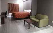 Phòng ngủ 3 Royal Inn & Suite