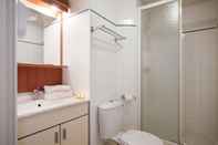 In-room Bathroom Appart'City Classic Caen