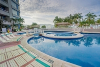 Swimming Pool Playa Suites