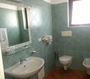 In-room Bathroom 6 Hotel San Trano