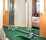 In-room Bathroom 6 ibis Praha Old Town