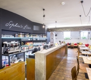 Bar, Cafe and Lounge 3 Sophie's Hostel