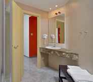 In-room Bathroom 6 Sol Lunamar Palmanova Apartamentos – Adults Only