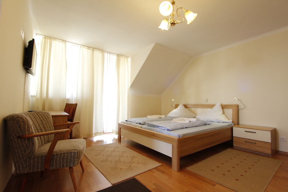 Kamar Tidur 6 Hotel Restaurant Adria - Stuben