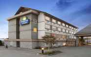 Exterior 2 Days Inn & Suites by Wyndham Langley