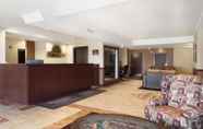 Lobby 5 Days Inn & Suites by Wyndham Langley