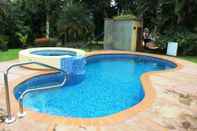 Swimming Pool Albrook Inn