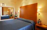 Bedroom 4 Luna Hotel Motel Airport