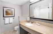 In-room Bathroom 7 Courtyard by Marriott Washington Capitol Hill/Navy Yard