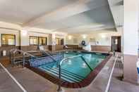 สระว่ายน้ำ Quality Inn & Suites