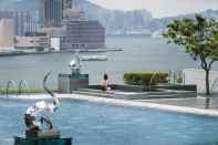 สระว่ายน้ำ Four Seasons Hotel Hong Kong