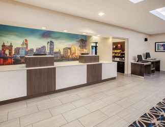 Lobby 2 La Quinta Inn & Suites by Wyndham Cincinnati Airpt Florence