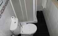 Toilet Kamar 2 Real Caparica Hotel