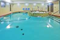 Swimming Pool Holiday Inn Express & Suites Woodward, an IHG Hotel