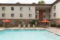 Kolam Renang Holiday Inn Express Hotel & Suites Cherokee / Casino, an IHG Hotel