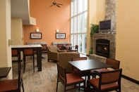 Quầy bar, cafe và phòng lounge Holiday Inn Express Hotel & Suites Cherokee / Casino, an IHG Hotel