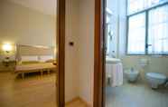 In-room Bathroom 4 Best Western Crystal Palace Hotel