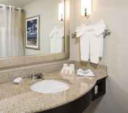 In-room Bathroom 6 Hilton Garden Inn Plymouth