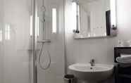 In-room Bathroom 5 Hotel de Noailles