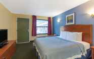 Bedroom 7 Days Inn by Wyndham Elmsford / White Plains