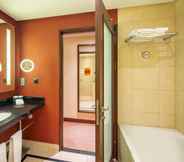 In-room Bathroom 7 Hilton Warsaw City